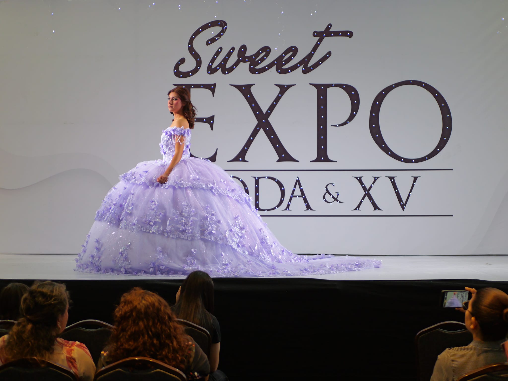 Vestido lavanda con flores en relieve en la pasarela de la Expo Otoño 2026