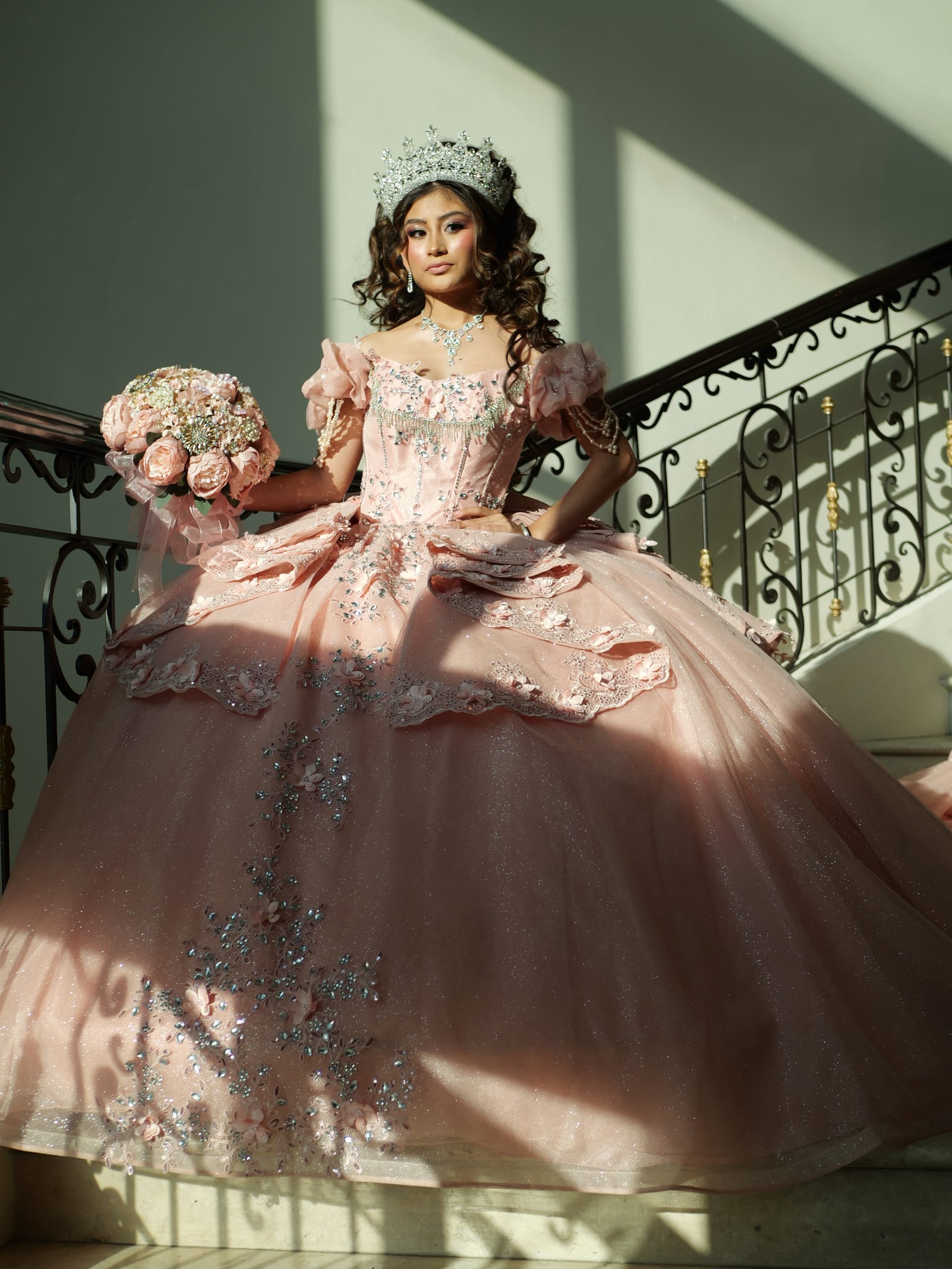 Quinceañera con vestido rosa empolvado y ramo, en la Expo Otoño 2026